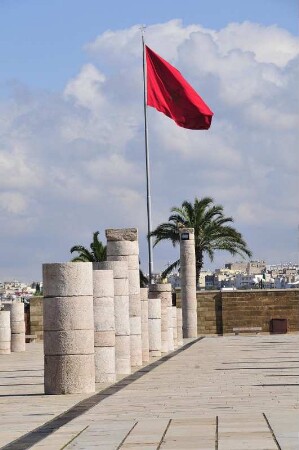 Gedenkstätte in Rabat : Die Staatsfahne weht vor dem Mausoleum für König Mohammed V. in Rabat, aufgenommen am 06.11.2008. Foto: Uwe Gerig