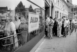 Ex-DDR Bürger in westdeutschen grenznahen Städten, 8. + 9. August 1990. hier: ALDI Markt in Helmstedt