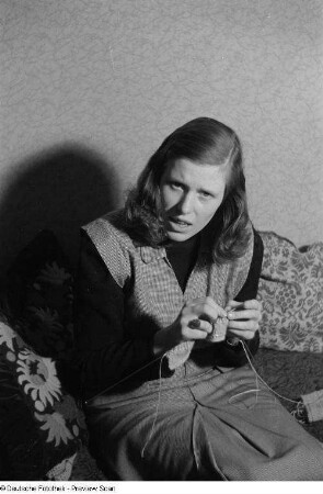 Porträt von Renate Rössing beim Stricken