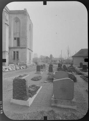 Schönwölkau-Wölkau-Kleinwölkau. Pfarrkirche (1676-1688, Gewölbeeinsturz 1969). Sakristei über den Kirchhof von Westen