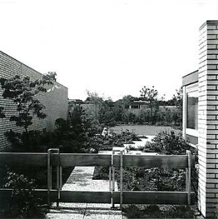 Hansjakob, Gottfried; Diverse Projekte und Themen zur Büroarbeit von Hansjakob Landschaftsarchitekten - Gartengestaltung, Weg aus Bodenplatten (Waschbeton)