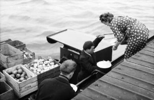 Lobith: Proviantboot beim Einkaufen