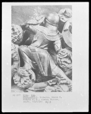 Wange N II B, Bekrönung, Detail: Ritter