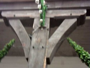 Stadtbild - Freihof im Westen - Giebelständiges Haus mit vorkragenden Obergeschossen in Fachwerk auf Holzstützen - Kopfteil mit Verstrebung im Detail