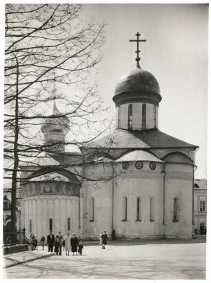 Sagorsk bei Moskau, Russland. Dreieinigkeits-Sergius-Kloster (Troize-Sergijew-Kloster). Dreieinigkeitskathedrale (1422-1423), Ostseite mit Apsiden, und die von Nikon erbaute Nebenkirche (Nikon-Kirche, 1548-1621)