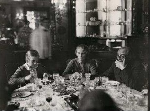 Familie Paul Claudel bei Madame Philippe Berthelot in der französischen Botschaft in Washington D.C.. von links: Renée Claudel, Raimonde Claudel, Paul Claudel
