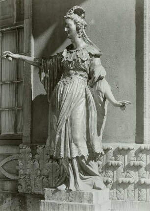 Benkert, Johann Peter: Kastagnettentänzerin. Sandstein, vergoldet. 1755/1756. Potsdam: Park Sanssouci, Chinesisches Teehaus