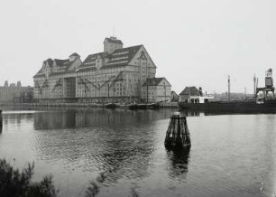Königsberg, Getreidesilo : Königsberg (Kaliningrad/Russland). Getreidesilos im Hafenbecken IV (Industrie- und Handelshafen)