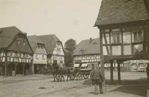 Hirschfelde, Dorfplatz mit Vorlaubenhäusern