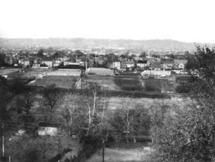Dresden-Stetzsch. Blick vom Mobschatzer Elbtalhang über die Eisenbahnlinie Dresden - Coswig und Gärtnereien südlich der Meißner Landstraße nach Nordnordost gegen Oberlößnitz