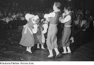 Darbietung einer Tanzgruppe auf dem Kulturfest der Freien Deutschen Jugend