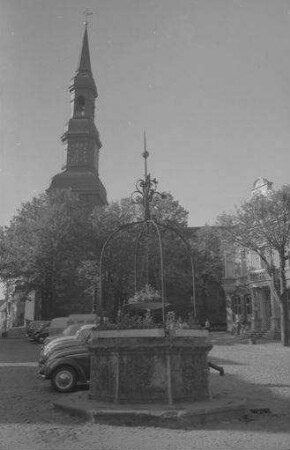Tönning: Kirche und schmiedeeiserner Brunnen