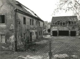 Dresden-Trachenberge, Döbelner Straße 32. Bauernhof (M. 19. Jh.). Wohnhaus und Scheune. Hofansicht
