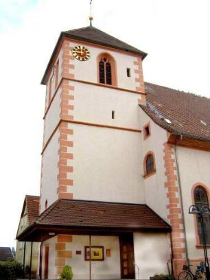 Turm - Ansicht vom Kirchhof