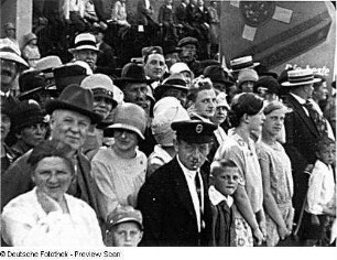 Szene aus dem Dokumentarfilm "Festzug der Dresdner Feuerwehr" anläßlich der Ausstellung "Der Rote Hahn": Zuschauer