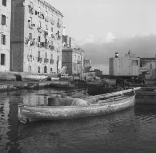 Pozzuoli, im Hafen