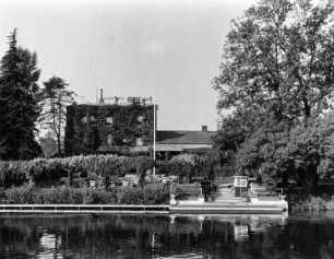 Themsefahrt : Blick von der Themse auf den Hungary River Club