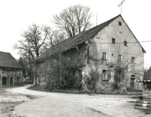 Panschwitz-Kuckau-Lehndorf, Am Park 9. Ehemaliges Rittergut (1701/1800). Wohnstallhaus