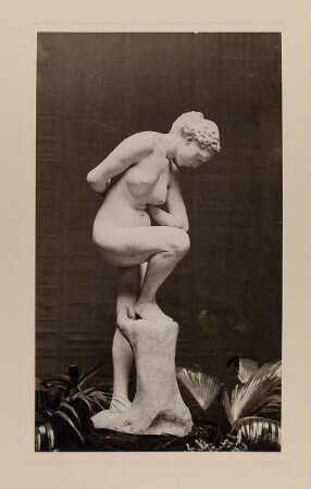 Max Klinger: Badendes Mädchen, sich im Wasser spiegelnd, ca. 1897, Marmor, heute Leipzig, Museum der bildenden Künste