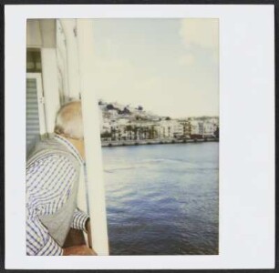 Wolfram Siebeck schaut vom Deck des Luxuskreuzers M. S. Europa aufs Meer bei Ibiza