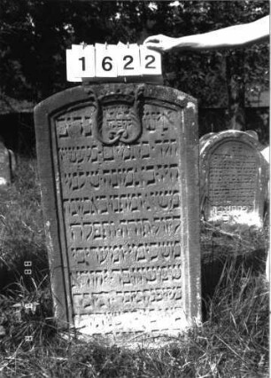 Grabstein 1622 (Index: 100097824) Maße HxBxT: 113x61x10 cm Symbolik: Krone, Kranz: Grabstein 1622
