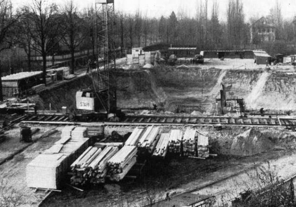 Début des nouvelles constructions à Dahlem : excavation pour le bâtiment de la collection d'études