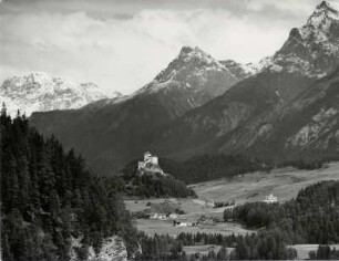 Landschaft im Unterengadin mit Blick auf Schloß Tarasp