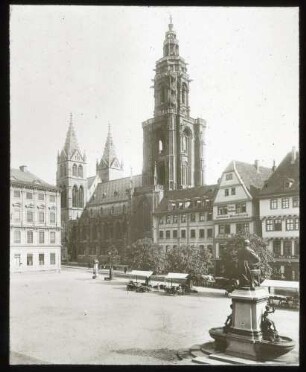 Kilianskirche nach der Restauration, im Vordergrund Marktplatz mit Robert-Mayer-Denkmal