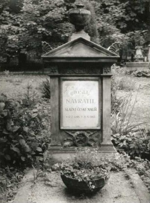 Grabmal für den Maler Josef Navrátil : Grabmal für den Maler Josef Navrátil. Sandstein, Marmorplatte? (ab 1865). Prag-Královské Vinohrady, Olšaner Friedhof