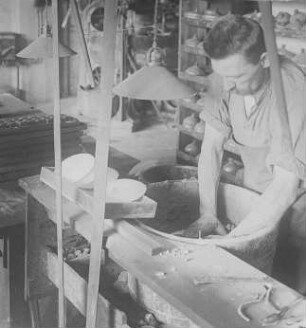 Schrubben der gepreßten großen Linsen : Technikgeschichte | Technologie | Optische Industrie | Linsen-Schleiferei | Emil Busch AG Rathenow