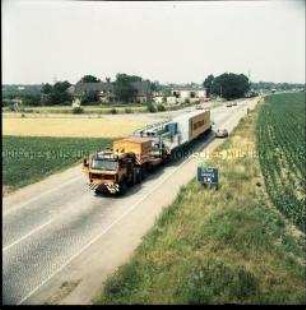 Schwertransport mit Lastwagen "VE Kombinat Deutrans" von Rostock nach Schwedt/Oder