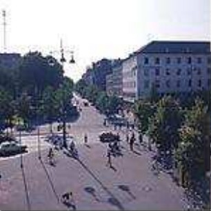 Hansjakob, Gottfried; Augsburg - Innenstadt, Königsplatz, Ernst-Reuter-Platz; Königsplatz und Fußgängerzone - Königsplatz (nördlicher Abschnitt), Platzgestaltung Richtung Bahnhofstraße