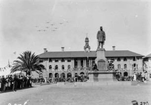 Paul-Kruger-Denkmal : Menschen am Paul-Kruger-Denkmal auf dem Church Square bei Einzug des Gouverneurs