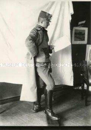 Aufnahme eines Militärs mit Karte im Atelier
