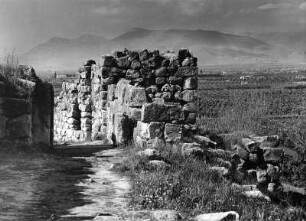Tiryns. Burg (begonnen 1500ante/1401ante). Oberburg. Ansicht mit Torweg nach Norden, Spitzbogennische und Ostturm