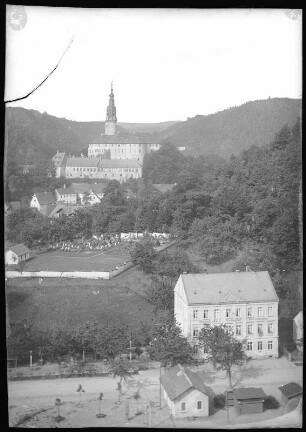 Weesenstein. Bahnhofsrestaurant und Hotel Weesenstein. Blick zum Königlichen Schloss