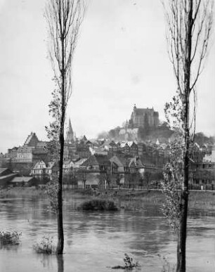 Marburg/Lahn, Stadtansicht mit Schloss und Lahnhochwasser