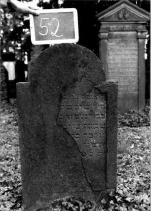 Grabstein 52 (Index: 100111110) Material: Sandstein Zustand: Schriftfeld zu zwei Dritteln weggebrochen mit Textverlust, leicht verwittert Maße HxBxT: 97x54x10 cm Beschreibung: Stele, eingezogener Rundbogenabschluß, Schriftfeld eingetieft: Grabstein 52