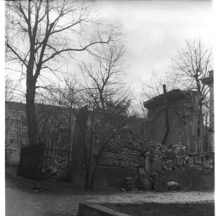 Negativ: Beschädigte Grabstätte, Alter Sankt Matthäus Friedhof, 1955