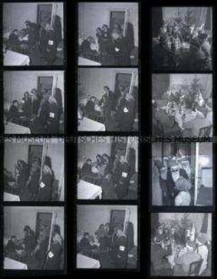 Schwarz-Weiß-Negative mit Aufnahmen von der Verteilung von Weihnachtsbäumen und Geschenken an bedürftige Familien durch die Sozialhilfe Groß-Berlin