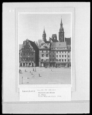 Obermarkt : Freiberg. Obermarkt. Blick gegen Wohnhäuser mit Läden und Kirche St. Petri