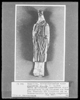 Wachsausschmelze einer Statuette des Johannes als Diakon