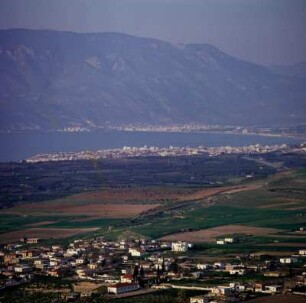 Korinth. Blick von Akrokorinth auf Alt-Korinth, Korinth, Lutraki und Gerania-Gebirge