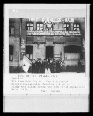 Zwickau, Kreiskomitee der Antifaschistischen Widerstandskämpfer Zwickau mit seiner Fahne und einem Kranz vor dem Ernst-Schneller-Haus