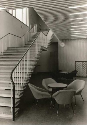 Dresden, Sternplatz. Jugendgaststätte "Klub der Werktätigen". Foyer und Treppe