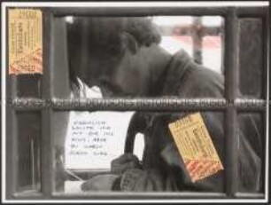 Junger Mann in einer Telefonzelle (Prämiertes Foto Sonderthema: Liebe)