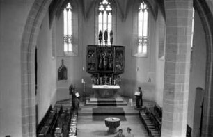 Chemnitz-Ebersdorf. Stiftskirche Ebersdorf. Blick von der Orgelempore in den Chor mit Flügelaltar und Pulthalterfiguren