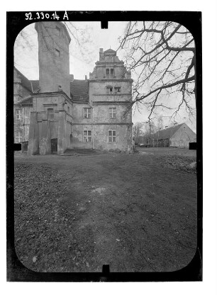 Groß Polzin-Quilow. Herrenhaus (2. H. 16. Jh., Umbau A. 17. Jh.). Hofseite (Teilansicht)