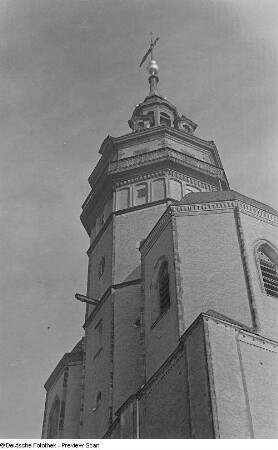 Westseite der Nikolaikirche mit Turm aus Untersicht