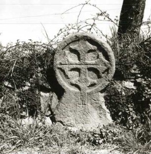 Kreuzstein in Radform : Großröhrsdorf, Kreuzstein in Radform mit Wiederkreuz (D 198) in einer Stützmauer im südwestlichen Teil des Ortes